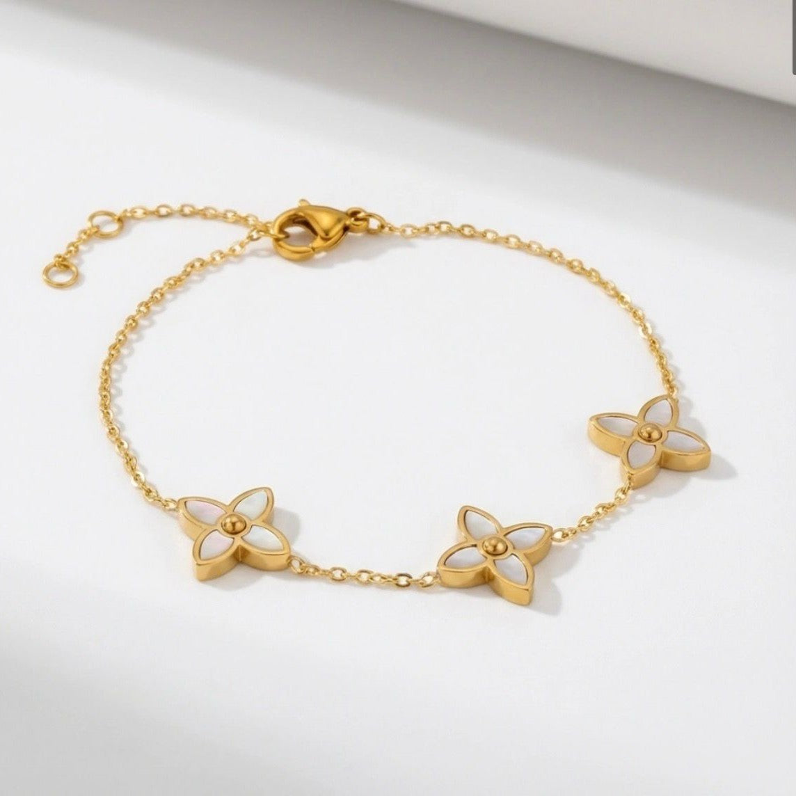 Tiny Clover Bracelet